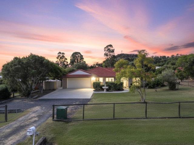 Acreage Living Modern Home & Shed on 1* Acre in Heart of Plainland