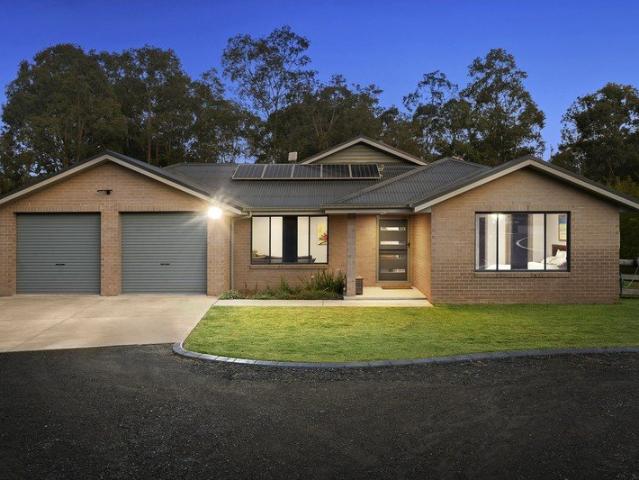 ACREAGE STYLE LIVING WITH A POOLSIDE FAMILY LIFESTYLE!