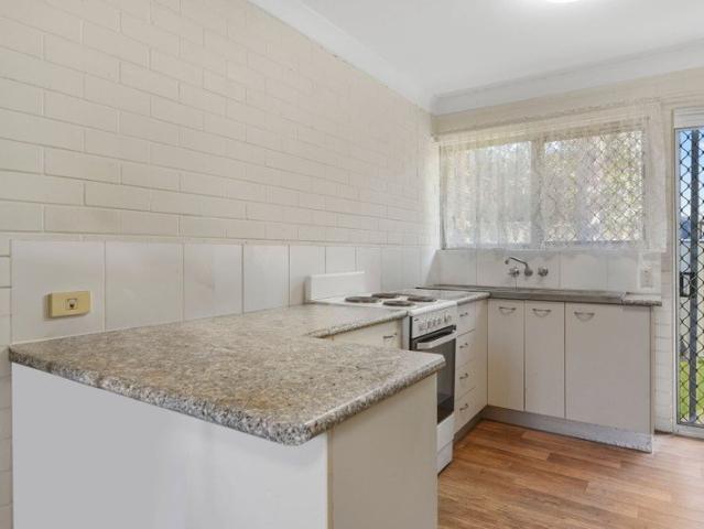 ACT FAST LOWSET VILLA IN A CONVENIENT KINGSTON LOCATION!