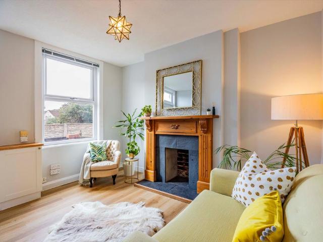 Acton Avenue, Nottingham, NG6 2 bed terraced house to rent £930 pcm £215 pw