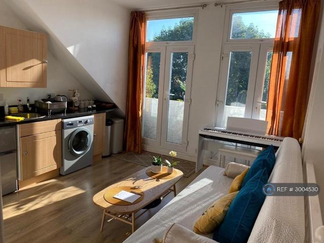 Acton Lane Chiswick, London, W4 1 bed flat to rent £1,575 pcm £363 pw