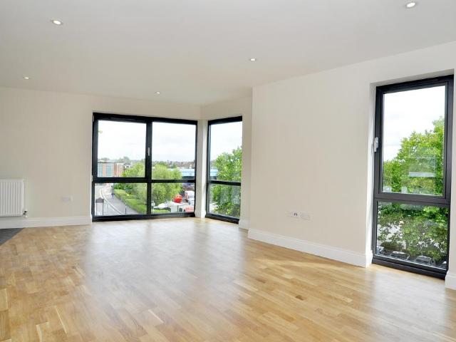Acton Lane London W4 2 bed apartment to rent £2,500 pcm £577 pw