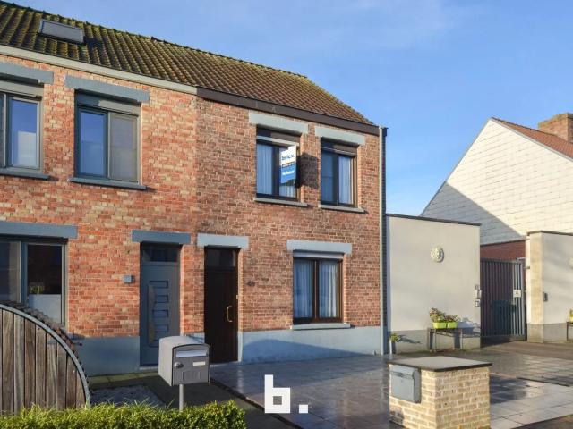 Aangename rijwoning met tuin en 2 slaapkamers in centrum Sint Andries