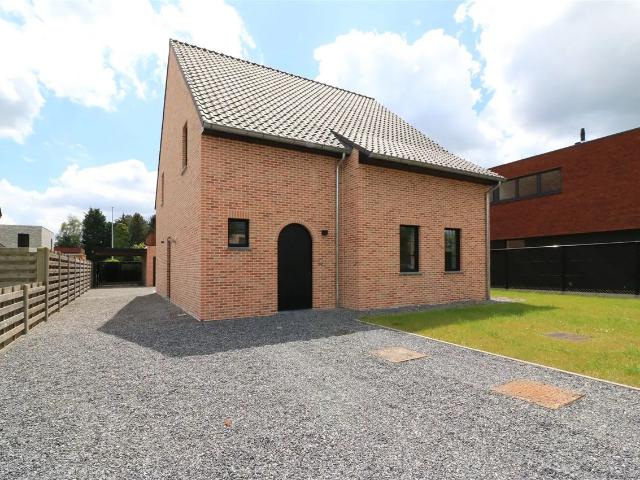Aangename woning met drie slaapkamers en mooie tuin op rustige locatie te Tessenderlo