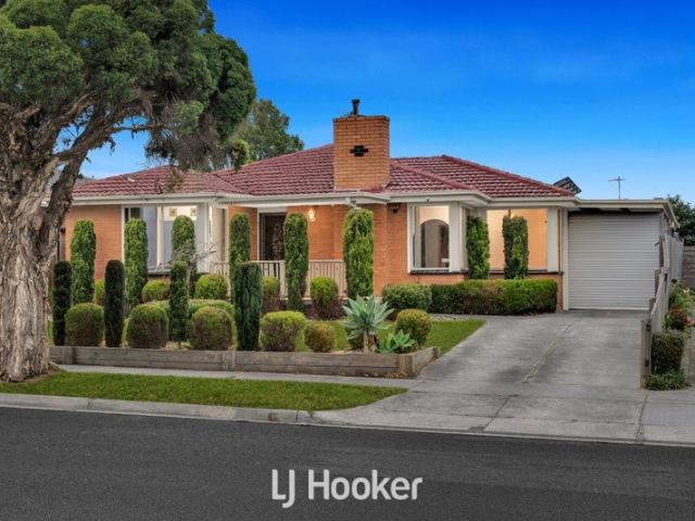 PRIME NOBLE PARK LOCATION WALK TO PARKS, SCHOOLS & SHOPS!