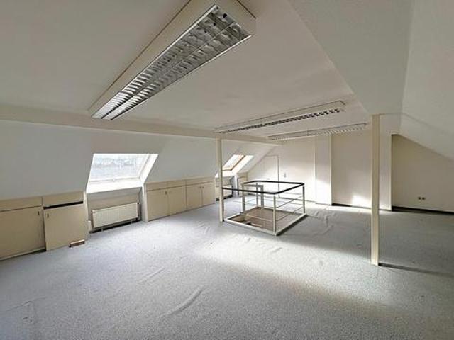 Aachen Laurensberg! Elegante Dachgeschosswohnung mit ausgebauten Spitzboden und Stellplatz
