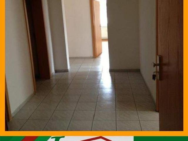 3 R Wohnung im 2. Obergeschoss mit 26mÂ² Wohnzimmer, Laminat, gebrauchte EBK