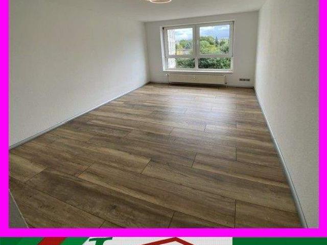 AB 01.08.2026 Blick zum Innenhof 8mm 4V Fugen LAMINAT LED KÃ¼che mit CERANFELD!