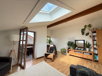 Ab 01.09.2026! Gepflegte 2 Zi DG Wohnung mit EBK und Außenstellplatz