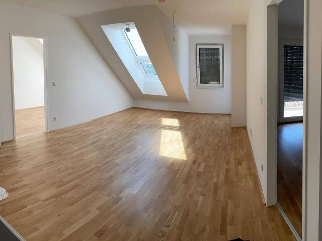 AB 1. DEZEMBER 2026: Klimatisierte 3 Zimmer Dachgeschosswohnung + 2 Parkplätze in Hollabrunn