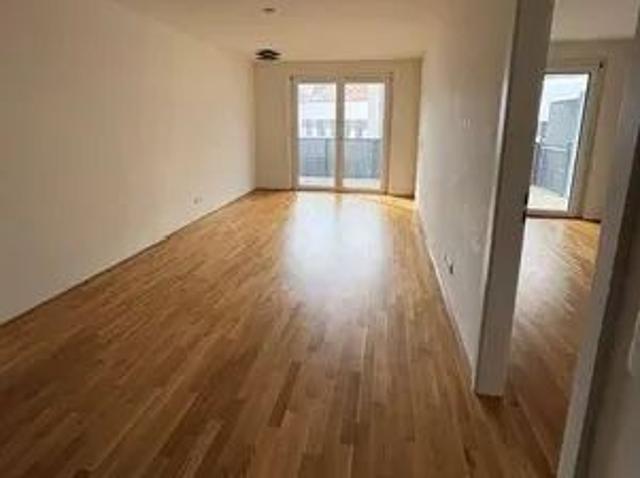 Ab 1.10. Helle, moderne 2 Zimmerwohnung mit südseitigem ca. 11,5m² Balkon am Genochplatz