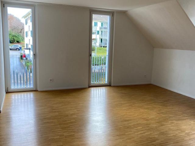 Ab 1.12./1.1. Stylische 3.5 Zi Whg mit Balkon, Garage