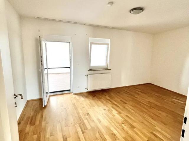 Ab August verfügbar: 2 Zimmer Whg mit großem Balkon und Terrasse am Hauptplatz Jennersdorf