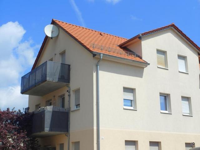 Ab Mitte August 2026: 3 Zimmer Wohnung im 1.OG mit Balkon, halboffener Küche und PKW Stellplatz