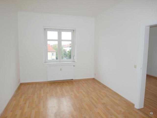 Ab Mitte Januar 2027: Helle 2 Zimmer Wohnung im 3.OG mit geräumiger Küche, Laminatboden und Dusche