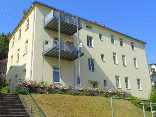 Ab Mitte Okt. 2026: Gemütliche 2 Zimmer Dachwohnung mit Einbauküche, Laminatboden und Badewanne
