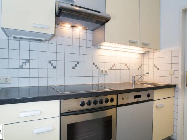 Perfekt für Singles & Paare: Charmanter 2 Zimmer Altbau mit Fischgrätparkett nahe AKH – ab Oktober