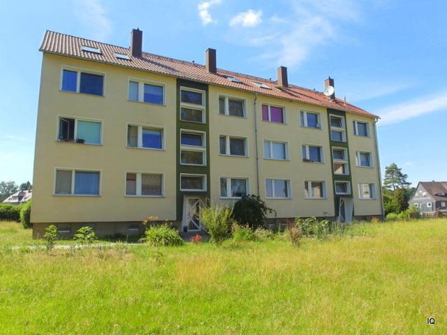 Ab Oktober 2026: Kleine Dachwohnung mit Laminatboden, halboffener Küche und Badewanne