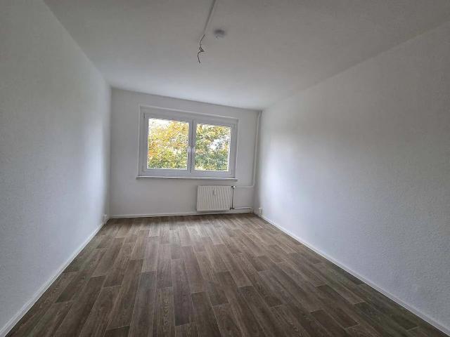 Ab sofort bezugsfein / Schicke 3 Zimmer mit Wannenbad und Balkon im 1.OG!