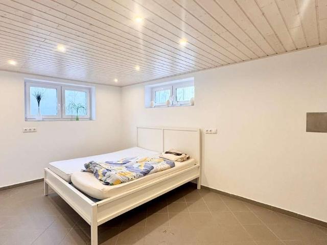Ab sofort. Große 2 Zimmer Wohnung mit neuer Einbauküche & eigenem Eingang