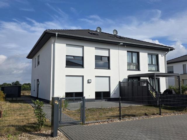 Ab sofort! Neuwertige Doppelhaushälfte mit Garten, Wärmepumpe und zwei Stellplätzen in Biederitz