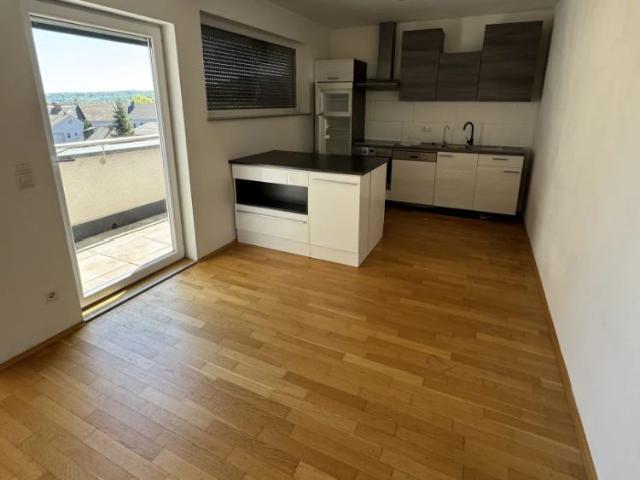 Ab sofort: Schöne 3 Zimmer Wohnung mit großer Dachterrasse