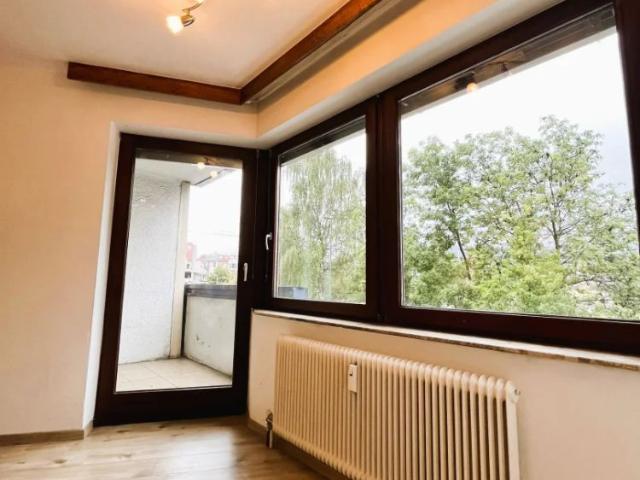 AB SOFORT: ZENTRAL gelegene helle 2 Zimmerwohnung mit Balkon zu mieten!