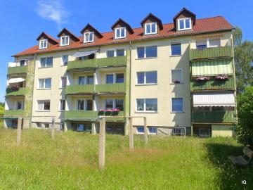 Ab sofort zu haben: Gemütliche 2 Zimmer Dachwohnung mit Laminatboden, halboffener Küche u. Badewanne