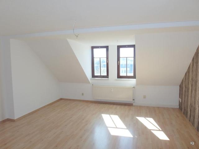 Ab sofort zu haben: Geräumige 2 Zimmer Dachwohnung mit Laminatboden, großer Essküche & Badewanne