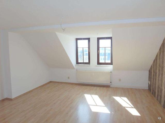 Ab sofort zu haben: Geräumige 2 Zimmer Dachwohnung mit Laminatboden, großer Essküche & Badewanne