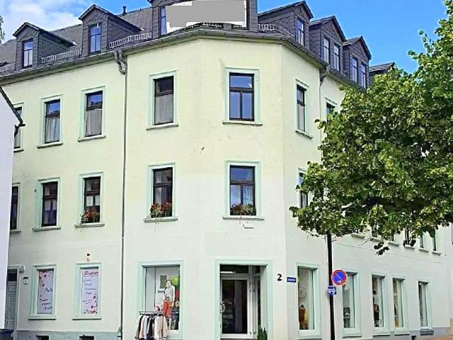 Ab sofort zu haben: Geräumige 2 Zimmer Dachwohnung mit Laminatboden, großer Essküche & Badewanne