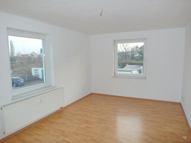 Ab sofort zu haben: Freundliche 2 Zimmer Wohnung mit Laminatboden, sep. Küche & Bad mit Dusche