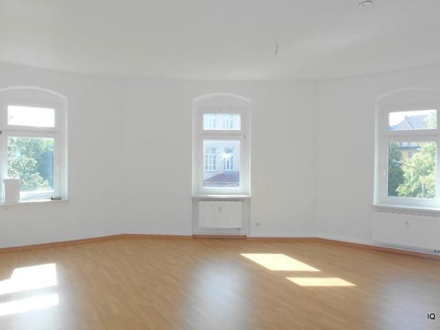 Ab sofort zu haben: Schöne 2 Zimmer Wohnung mit Laminatboden, offener Küche & Bad mit Dusche