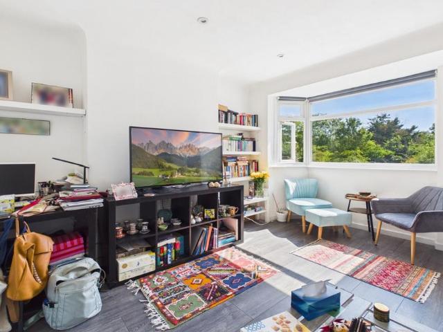 Aboyne Drive, London, SW20 2 bed flat to rent £1,600 pcm £369 pw