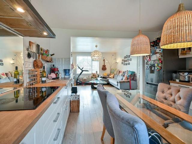 Aboyne Drive, Raynes Park, London, SW20 2 bed maisonette to rent £2,050 pcm £473 pw