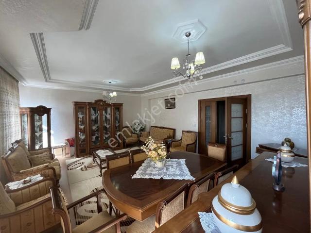 Şabaniye Mahallesinde Satılık Geniş 4+1 Site İçi Daire