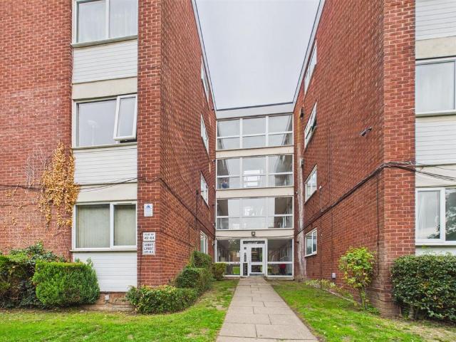 Abbey Court, Coventry, CV3 4BB 2 bed flat to rent £1,050 pcm £242 pw