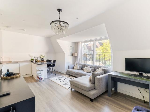 Abbey Court, Redhill RH1, 1 bed flat to rent, £1,600 pcm | PrimeLocation