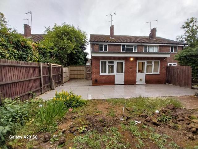 Abbey Close, Pinner, HA5 3 bed flat to rent £2,475 pcm £571 pw