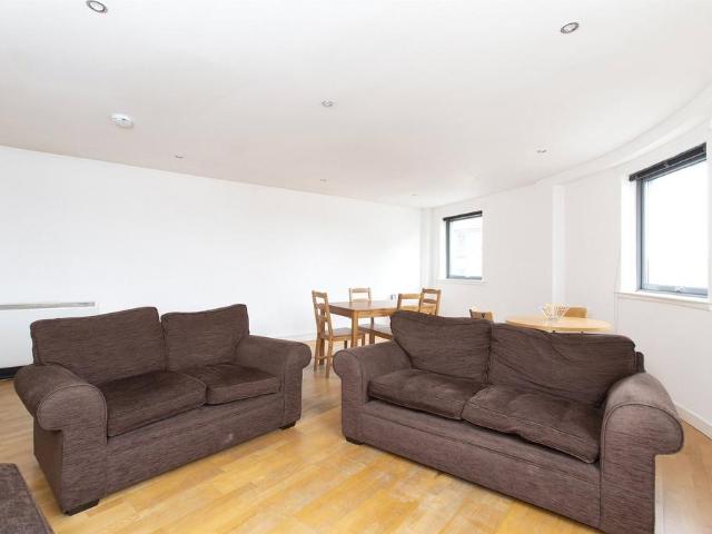 Abbey Lane, Edinburgh, EH8 2 bed terraced house to rent £1,425 pcm £329 pw