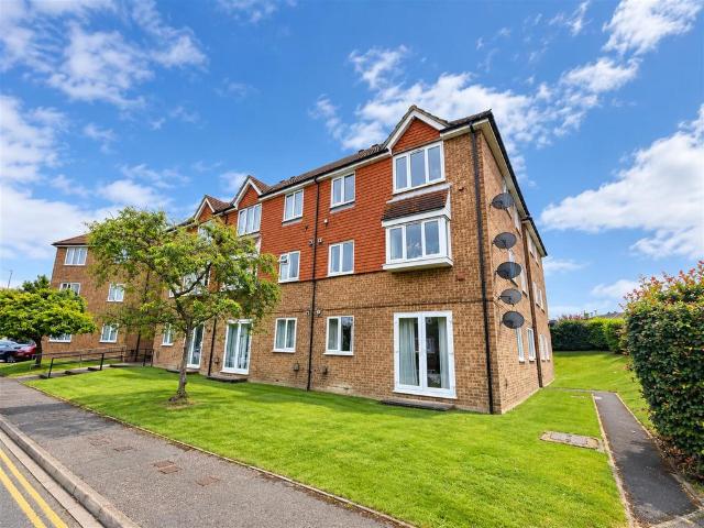 Abbey Mews, Dunstable 1 bed flat to rent £925 pcm £213 pw