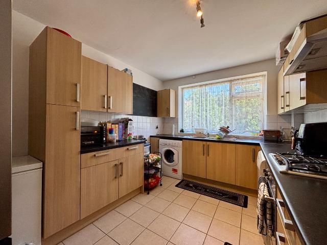 Abbey Park, Beckenham BR3, 2 bed maisonette to rent, £1,750 pcm | PrimeLocation