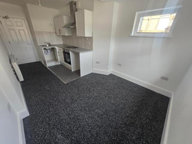 Abbey Road, Torquay TQ2 1 bed flat to rent £625 pcm £144 pw