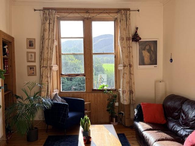 Abbeyhill one bedroom flat with Arthur's seat view