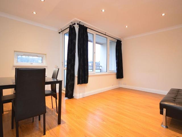 Abbot House, Poplar E14, 3 bed flat to rent, £2,650 pcm | PrimeLocation