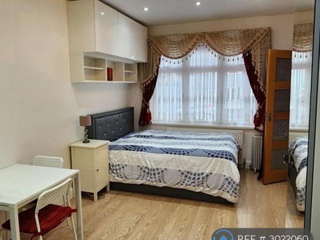 Abbotswood Gardens, Ilford, IG5 1 bed in a house share to rent £1,250 pcm £288 pw