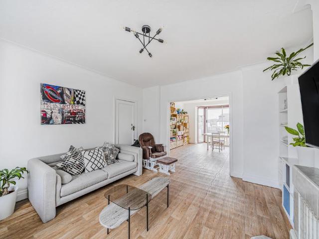 Abbots Gardens, London, N2 0JH, United Kingdom | 5 bed duplex for rent #135552848 | Rentberry