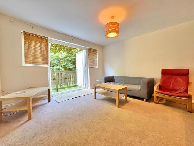 Abbots Mews, Burley, Leeds, LS4 4 bed flat to rent £1,695 pcm £391 pw