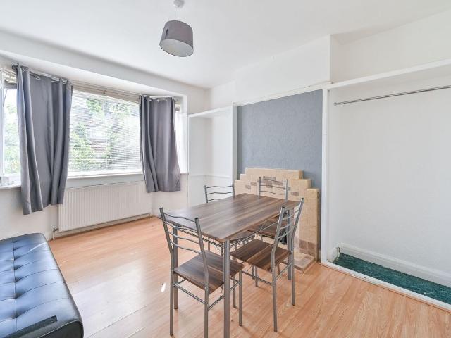 Abbots Park, Tulse Hill, Tulse Hill, London SW2, 2 bed flat to rent, £2,300 pcm | PrimeLocation