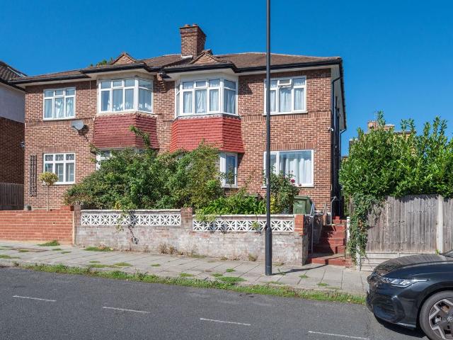 Abbots Park, Tulse Hill, Tulse Hill, London SW2, 2 bed flat to rent, £2,300 pcm | PrimeLocation